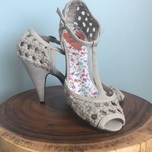 <DONATED> Woven pump